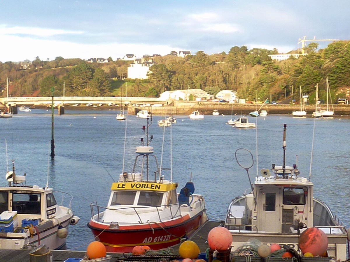 Bateaux de pêche à quai dans le port d'Audierne