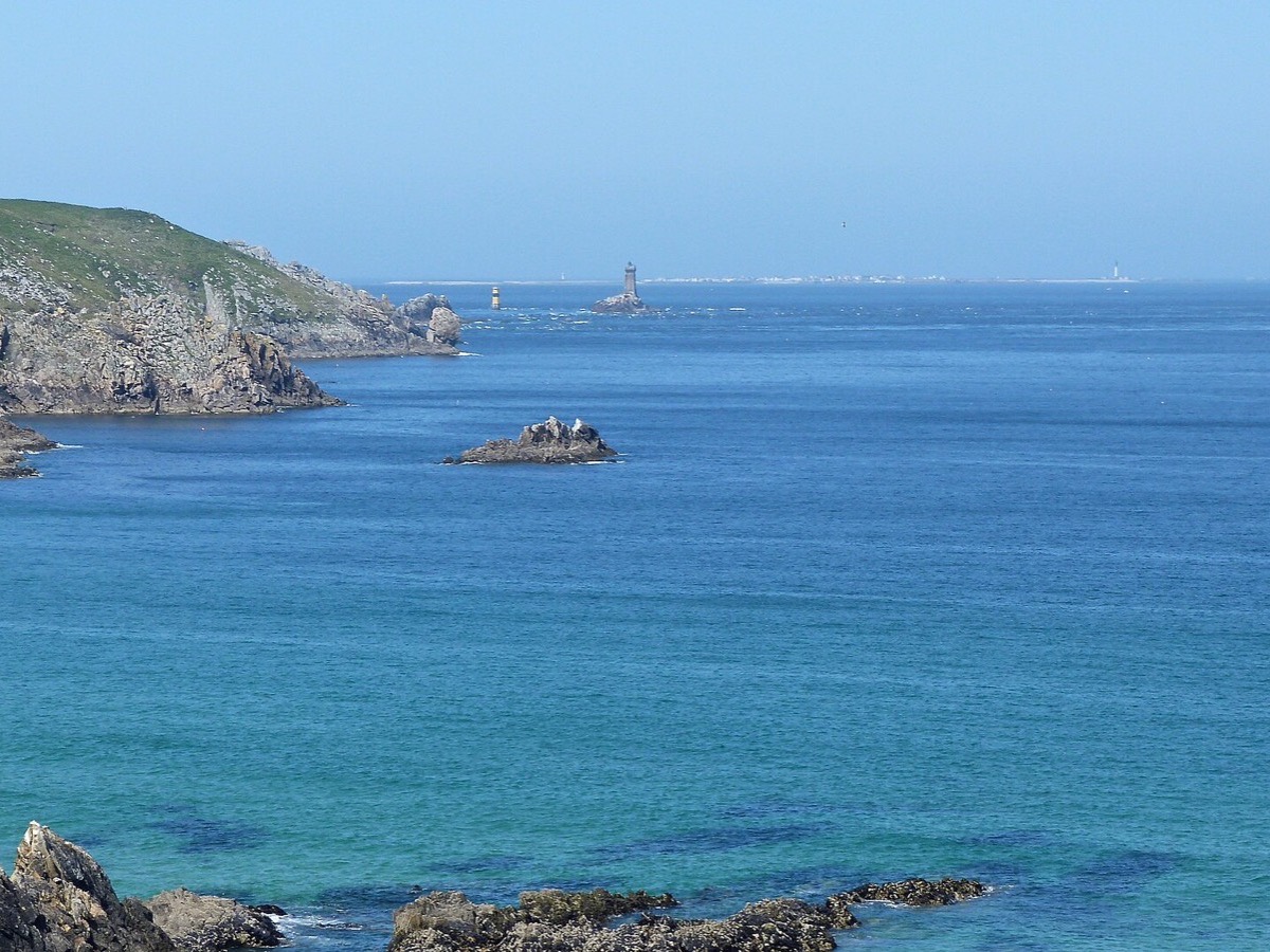 La Pointe du Raz, le phare de la Vieille et l'île de Sein à l'horizon