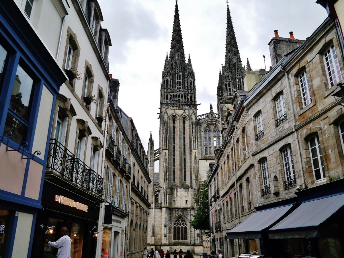 La rue Kéréon et les flèches de la cathédrale de Quimper