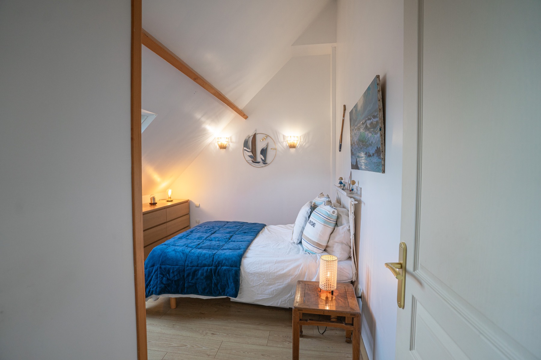 Chambre aux accents marins avec plaid bleu