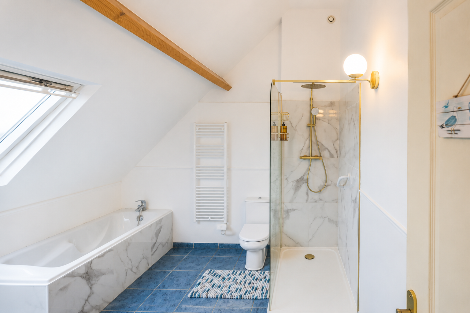 Salle de bain avec baignoire, douche et WC