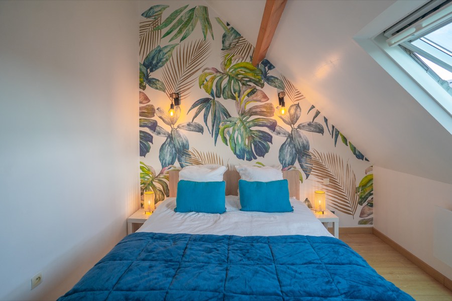 Chambre au papier peint végétal