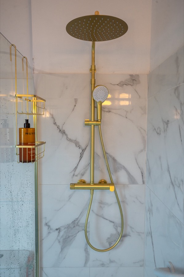 Douche à l'italienne en marbre
