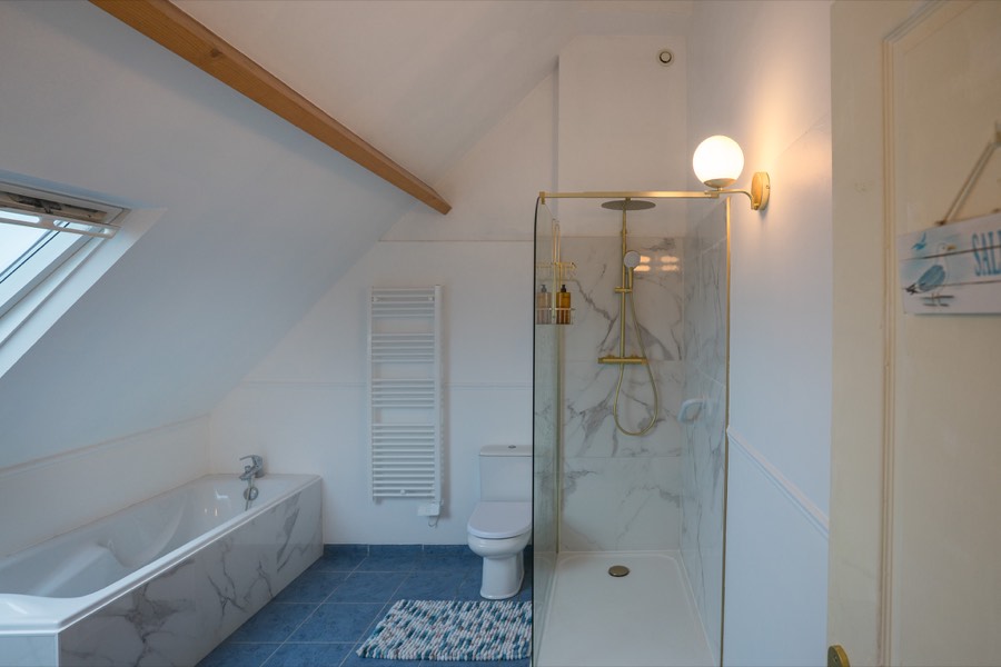 Salle de bain avec baignoire et douche